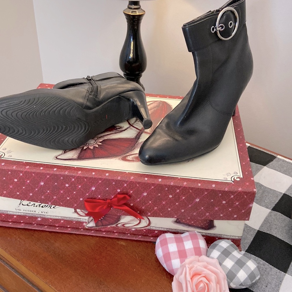 Size 7.5 ecco ankle boot black with silver buckle